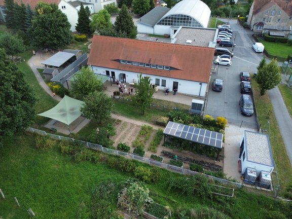 Unser_neuer_Schulgarten_mit_Agri-PV-Anlage.jpg